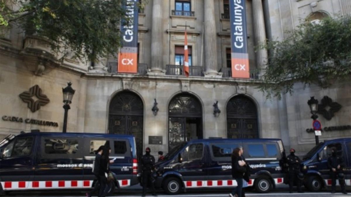 Mossos d'Esquadra en la puerta de Catalunya Caixa.