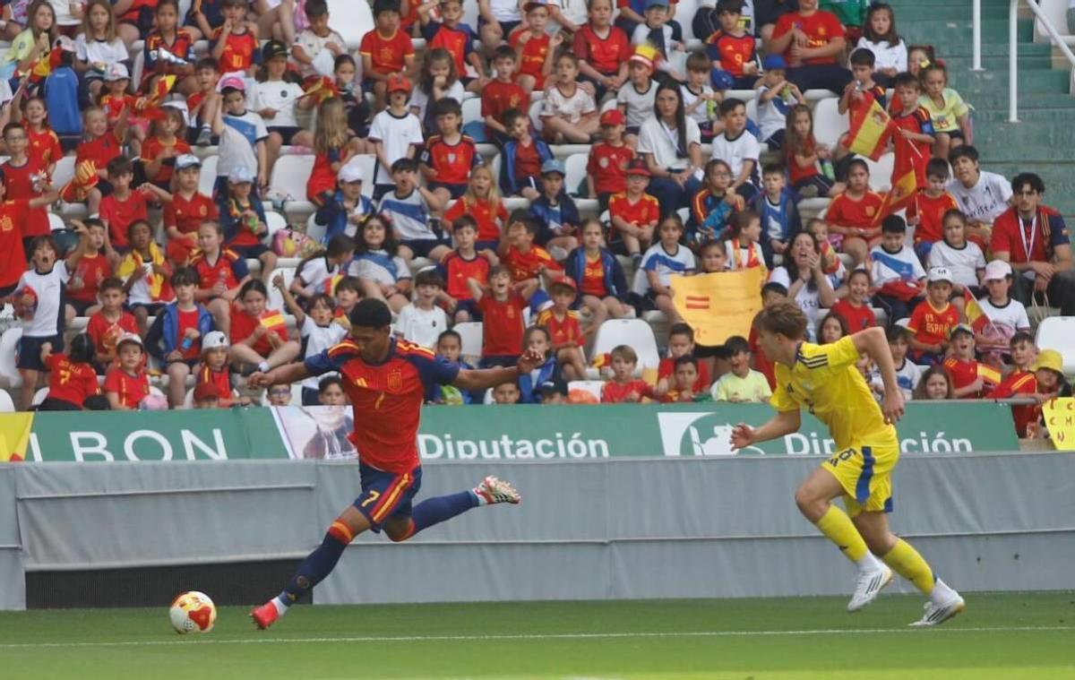 Owen Mira se dispone a golpear el balón.