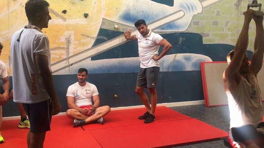 Por la izquierda Marcus Cooper Walz, el técnico Miguel García, dirigiendo el entrenamiento en el gimnasio del CSD en Madrid, Saúl Craviotto, Cristian Toro y Rodrigo Germade, éste haciendo un ejercicio.