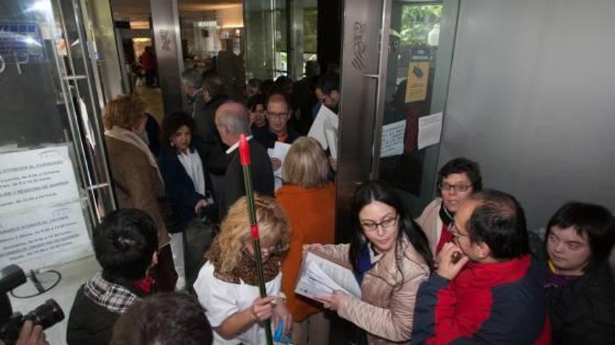 Afectados, familiares y delegados saturaron las dependencias de Bienestar Social.