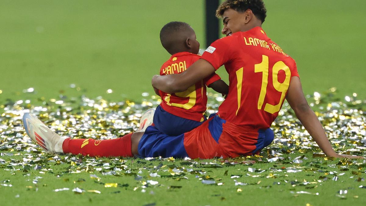 La tierna celebración de Lamine Yamal junto a su hermano pequeño