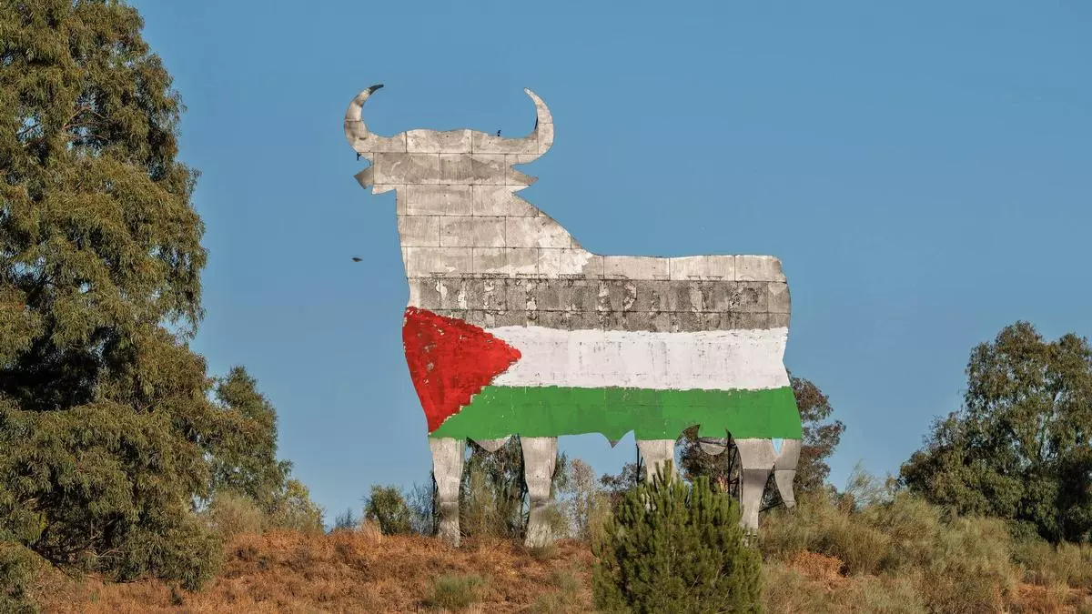 Sobre la bandera palestina en el toro de Osborne de Mérida: "No es patrimonio cultural y artístico de los pueblos de España"