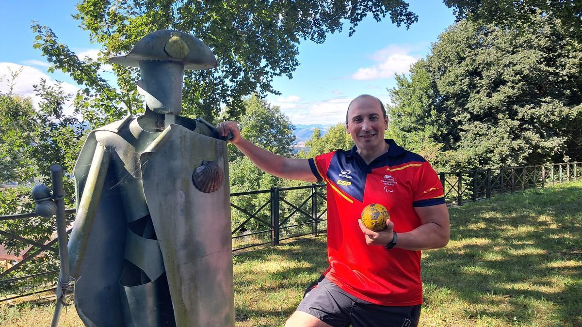 David Fernández en el paseo de los frailes de Tineo.
