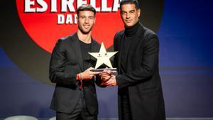 Puado recibe el premio de manos del seleccionador catalán Gerard López