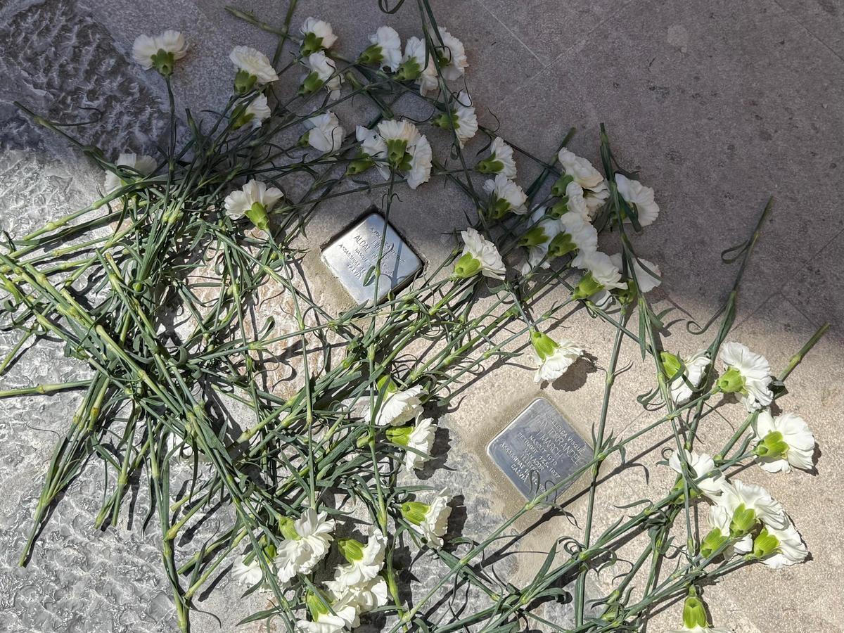 FOTOS | Pollença coloca 27 piedras de la memoria, en imágenes