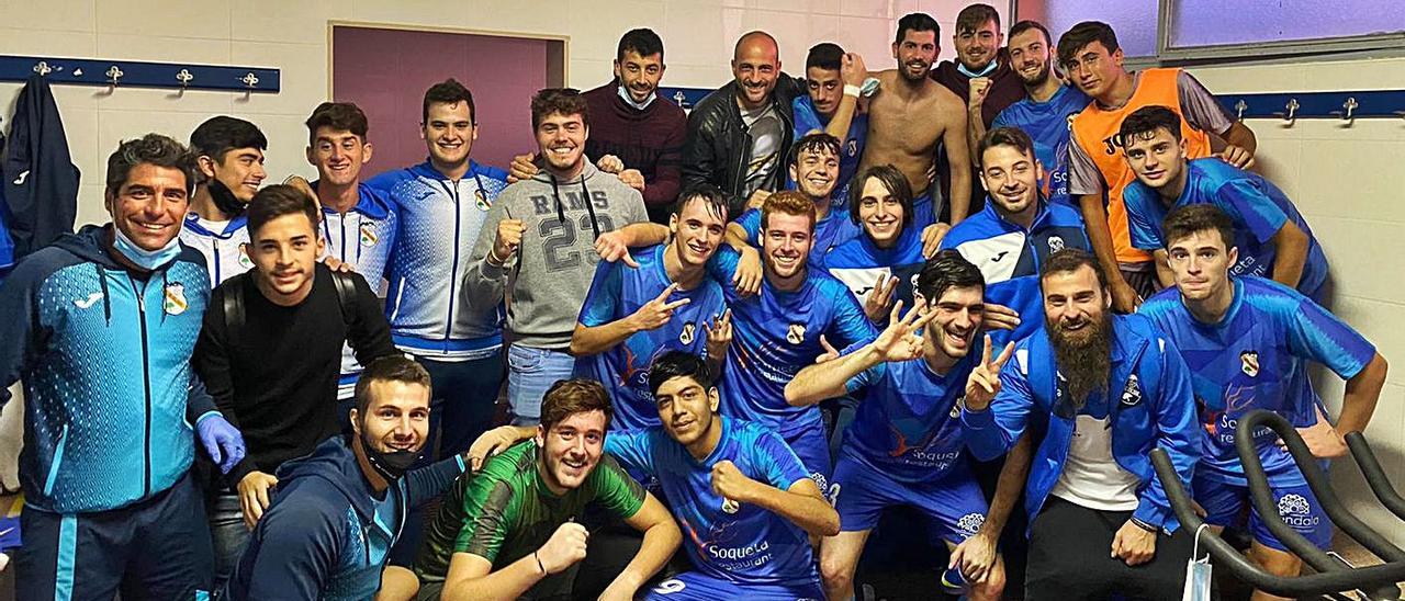 Jugadores, técnicos y auxiliares de la UD Oliva tras ganar el primer partido de liga. | LEVANTE-EMV