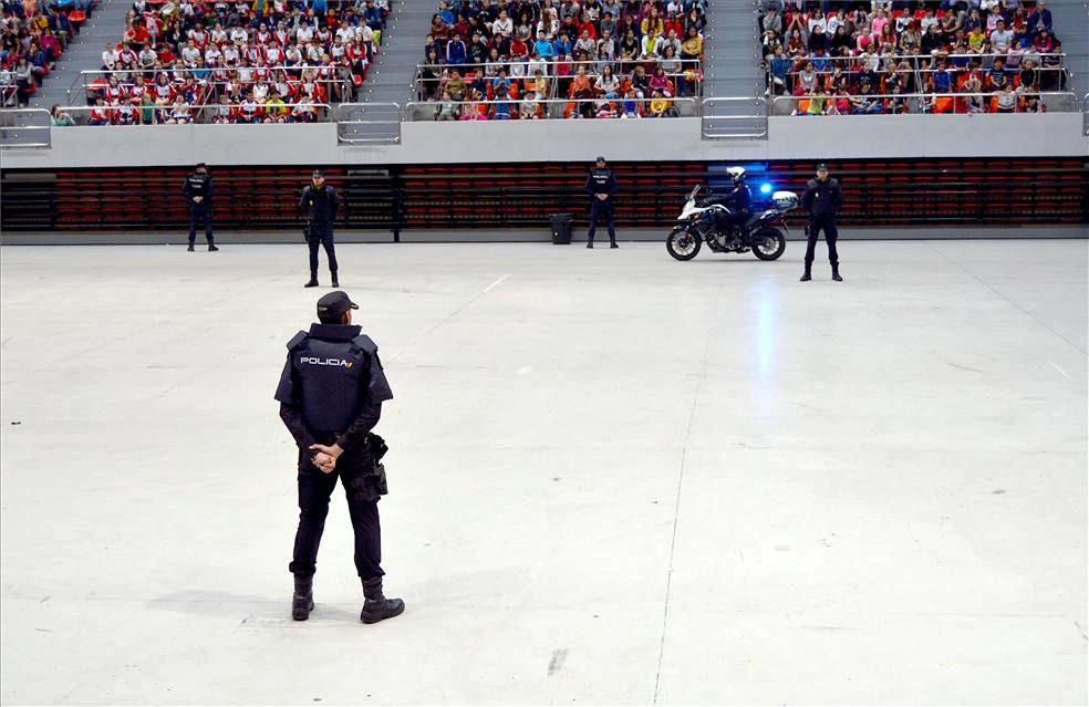 La Policía Nacional se exhibe ante escolares en el Príncipe Felipe