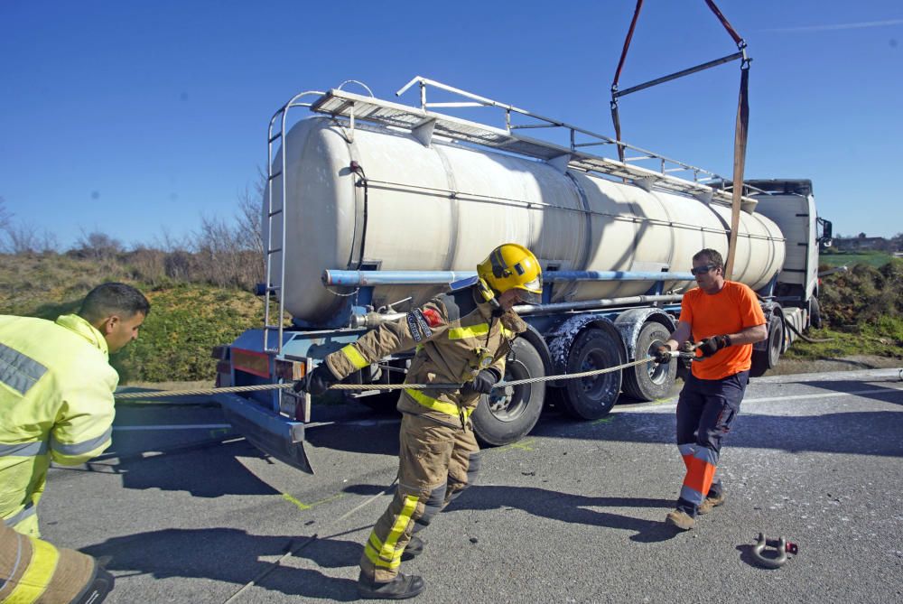 Xoc frontal entre un camió i un cotxe a Cornellà