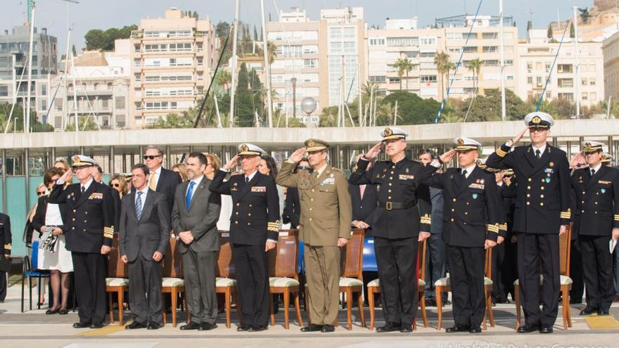 El cambio de mando contó con la presencia de altos cargos militares; el delegado del Gobierno en la Región, Antonio Sánchez-Solis (2i); y el alcalde de Cartagena, José López (3i).