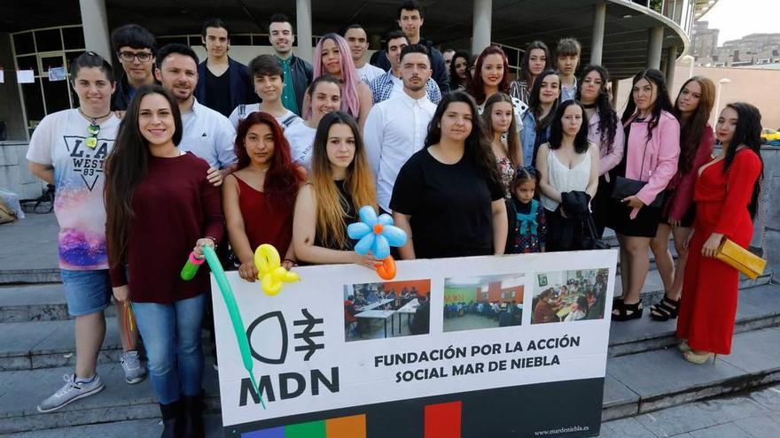 Los participantes en el programa posan antes de la clausura.