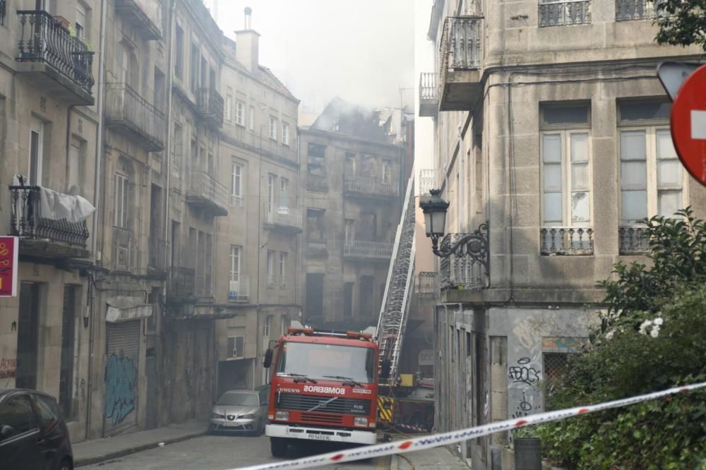 Arde por completo un edificio abandonado en Vigo