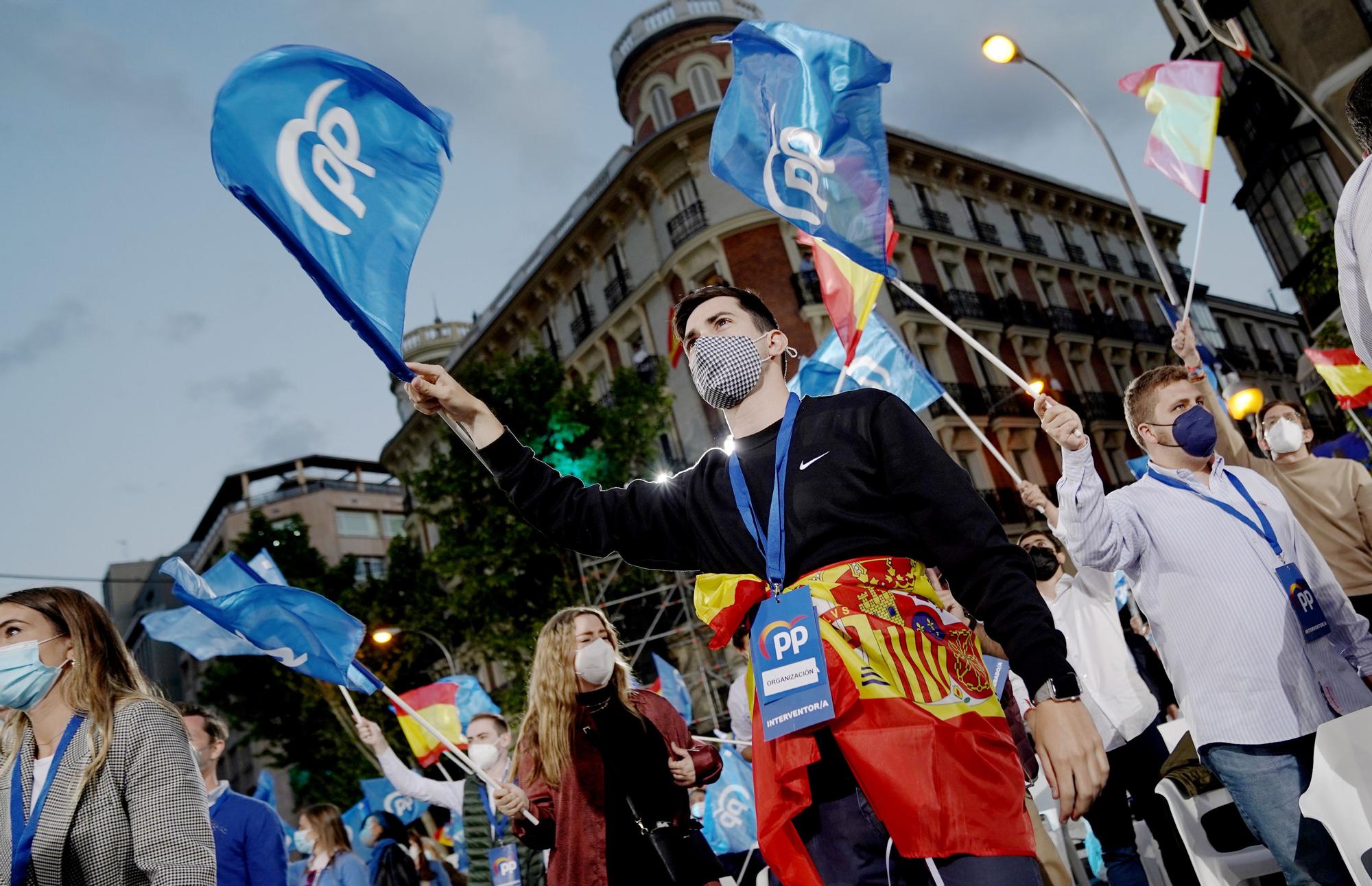 Ambiente festivo en torno a la sede del PP en Madrid en la noche electoral del 4-M.