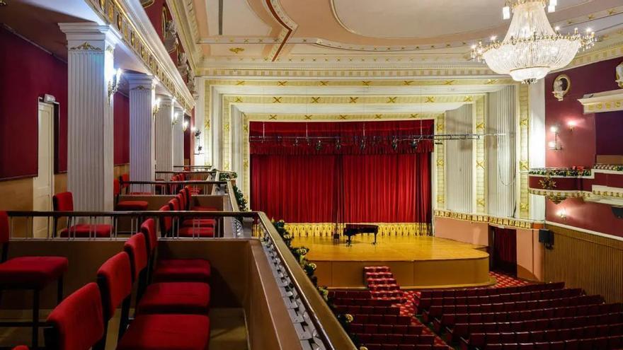 La Artística de Buñol ofrece su teatro para acoger parte de la programación del Teatro Principal : "Es una oportunidad para descentralizar la actividad cultural"