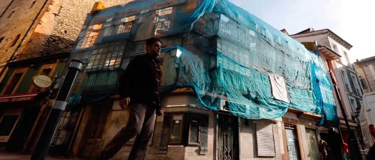 Edificio vaciado y apuntalado en el arranque de la calle Jesús.