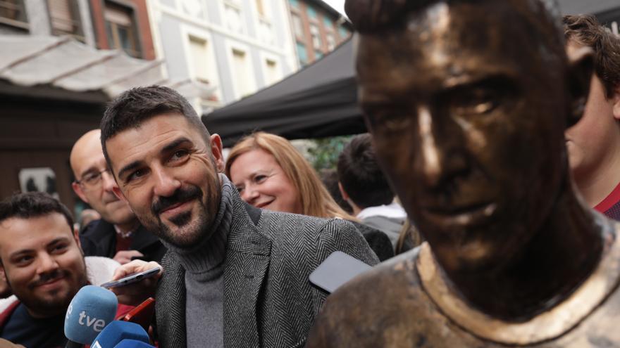 &quot;El Guaje&quot; Villa estrena estatua en Langreo: &quot;Esto es un orgullo; jugué siempre para hacer feliz a la gente&quot;