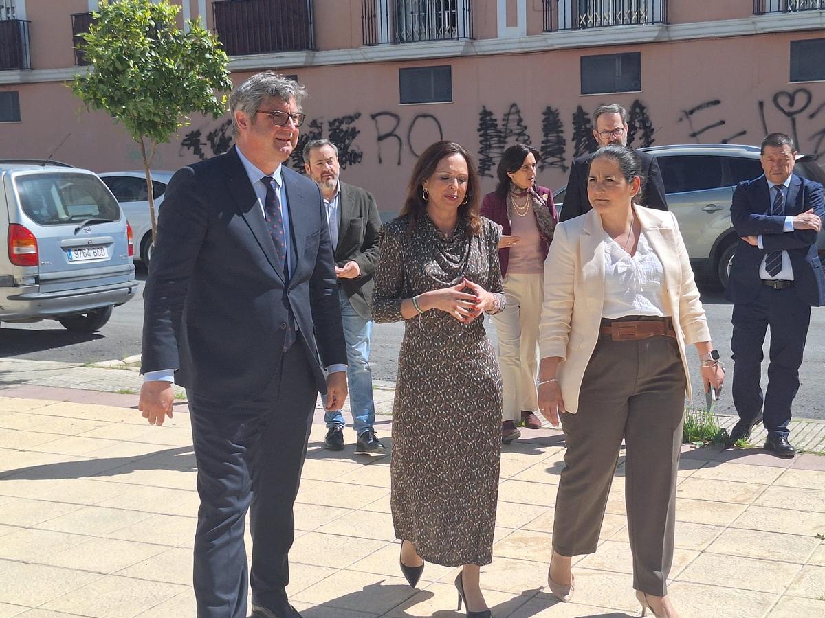Llegada a la barriada Francisco de Quevedo de Puente Genil, donde AVRA va a rehabilitar varios bloques de viviendas..