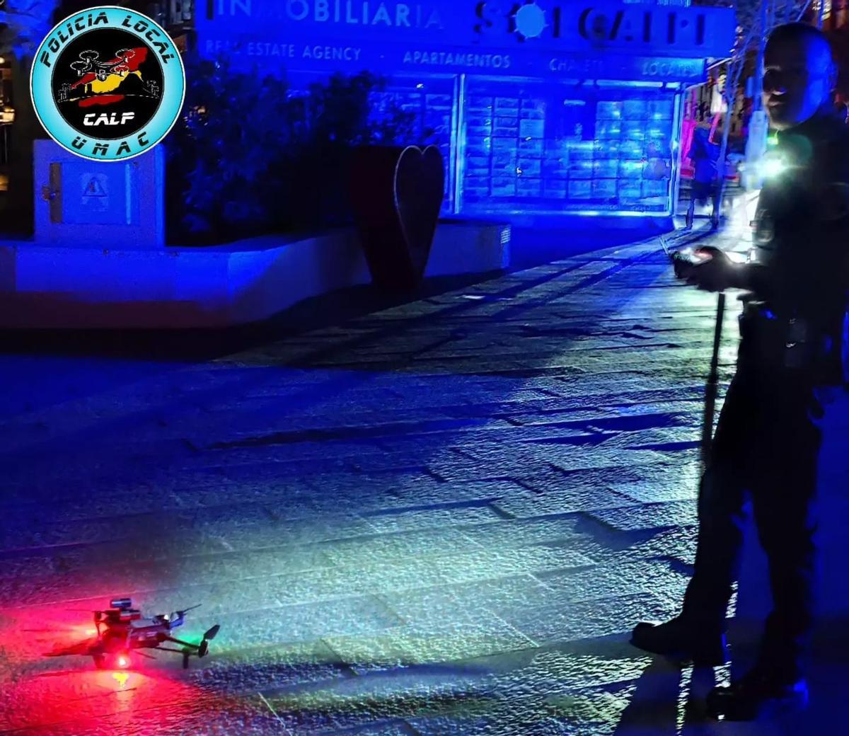 Un agente de la Policía de Calp pilota de noche el dron