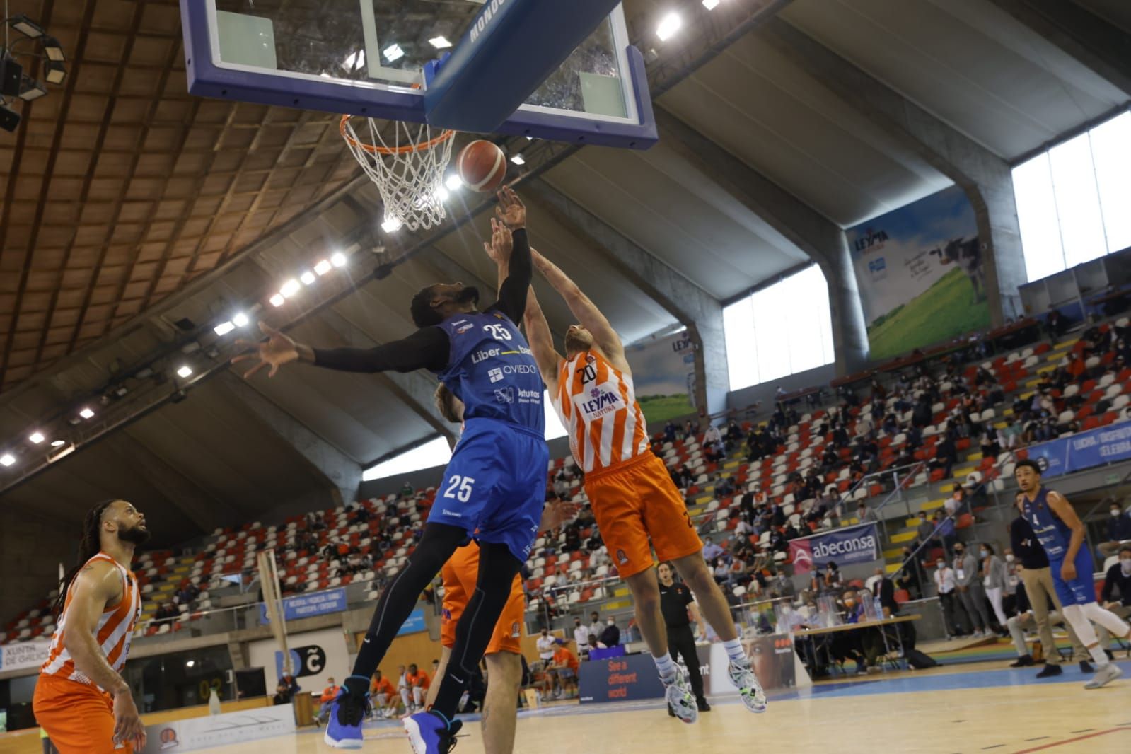 Las mejores imágenes del enfrentamiento entre el Leyma Coruña y el Liberbank Oviedo Baloncesto