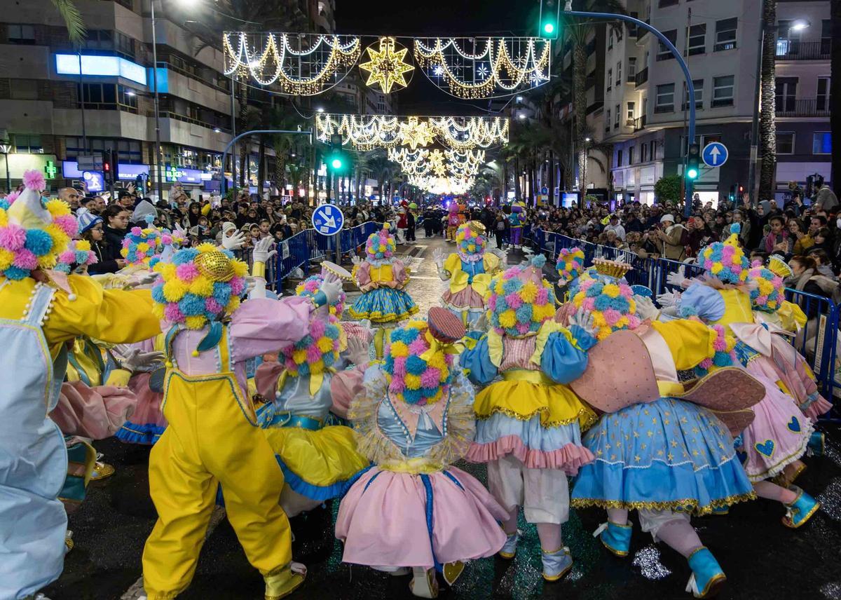 Las mejores imágenes de la Cabalgata de los Reyes Magos en Alicante