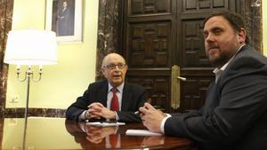 El ministro de Hacienda, Cristóbal Montoro, y el ’conseller de Economia, Oriol Junqueras, en el Ministerio en marzo del 2016.