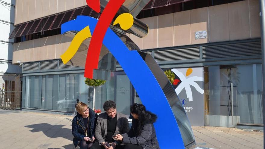 El Consell pone en marcha en Santa Pola una palmera tecnológica que permite cargar móviles y tablets