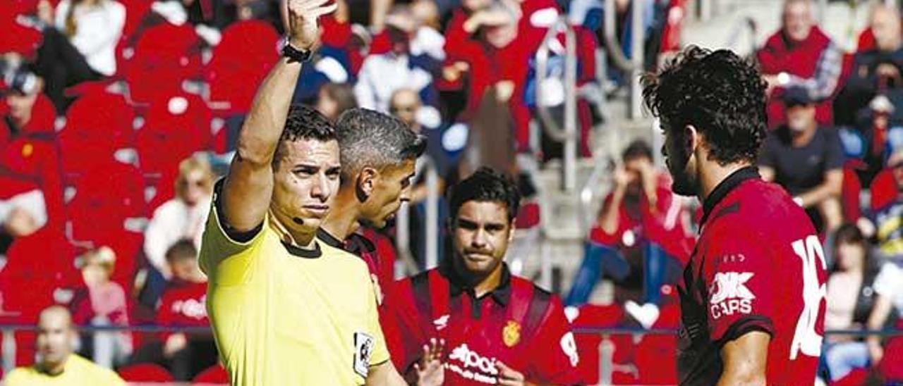 El colegiado muestra una tarjeta amarilla a Damià, durante un partido de la temporada.