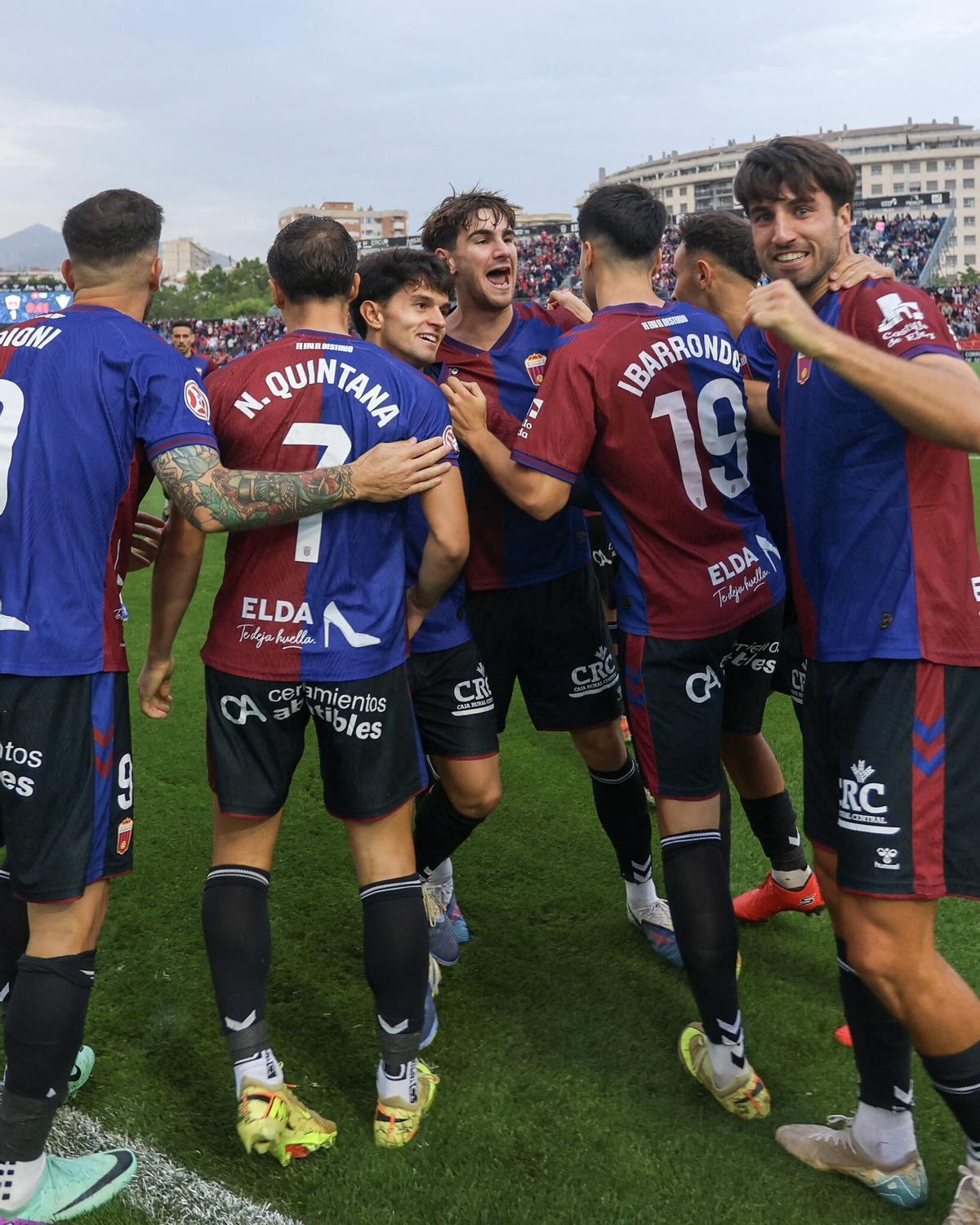 La plantilla del Eldense celebra el primer gol de Bustillo frente al Marbella, el domingo en el Nuevo Pepico Amat.