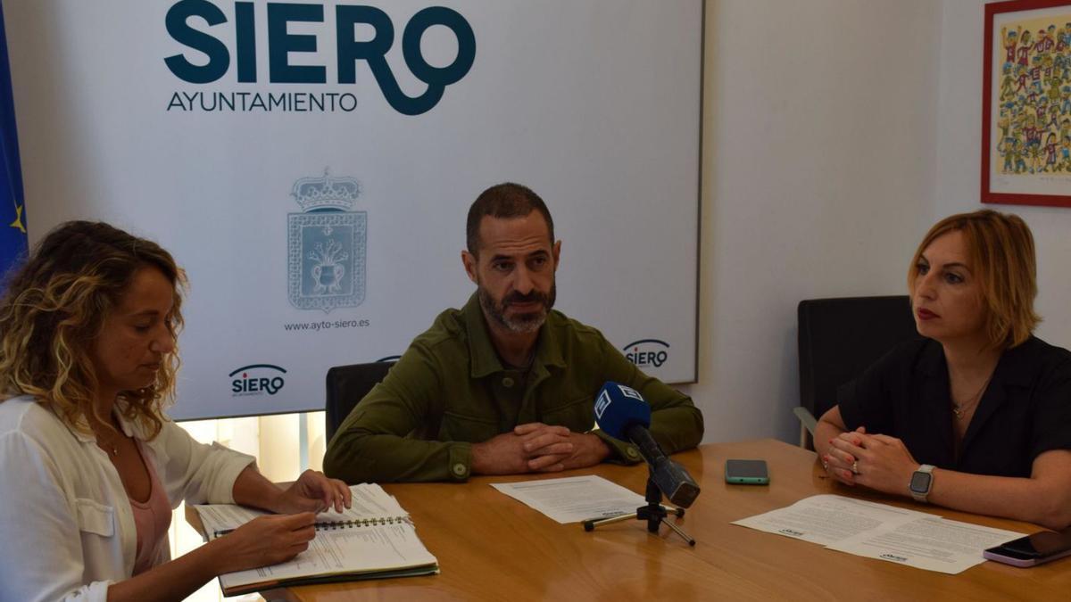 Por la izquierda, la técnico municipal Marta Rodríguez, Ángel García y Susana Madera, en el Ayuntamiento.