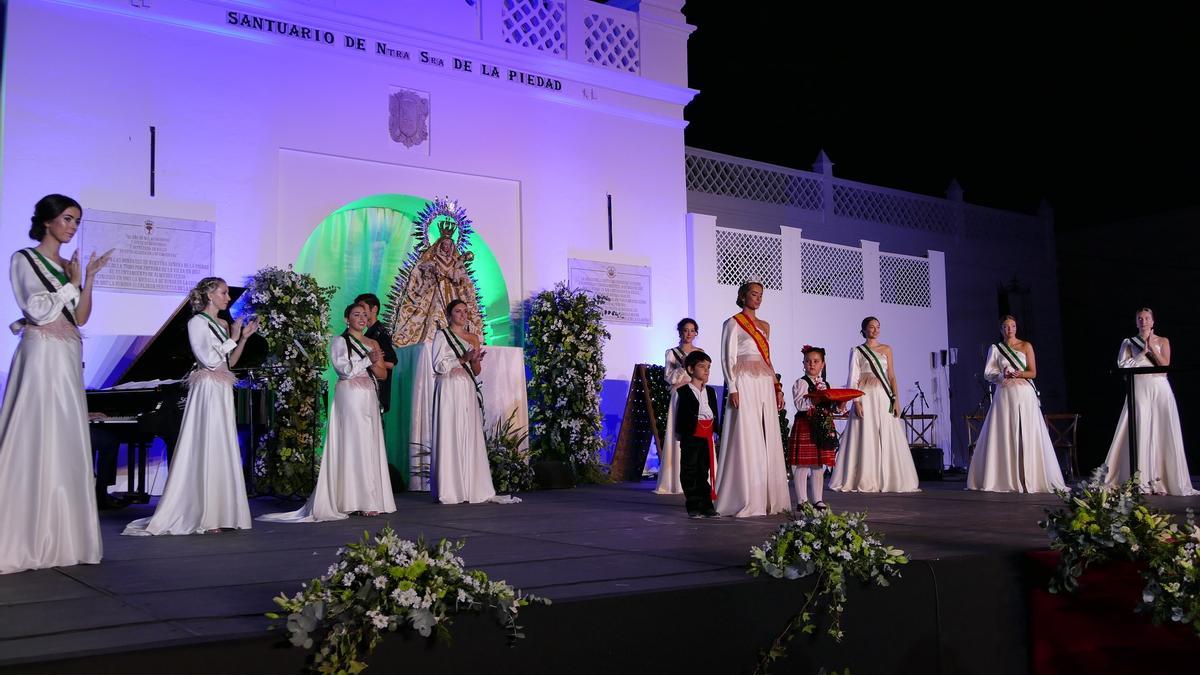 Reina y Damas durante el acto central en el atrio de la Piedad