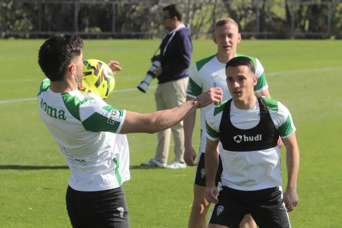 Diego Bri observando un control de Jacobo en el entramiento del Córdoba CF
