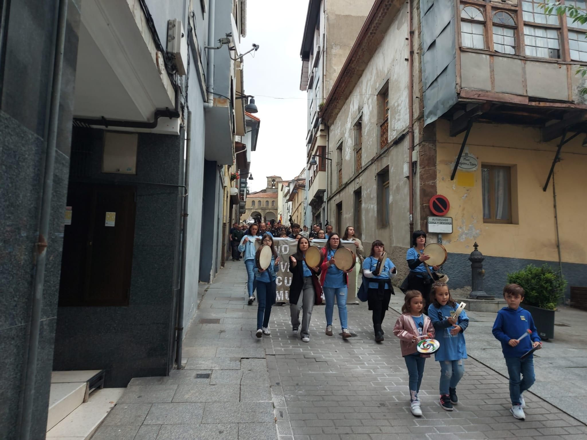 En imágenes: Así fue la manifestación contra el cierre de la Escuela de Música de Tineo