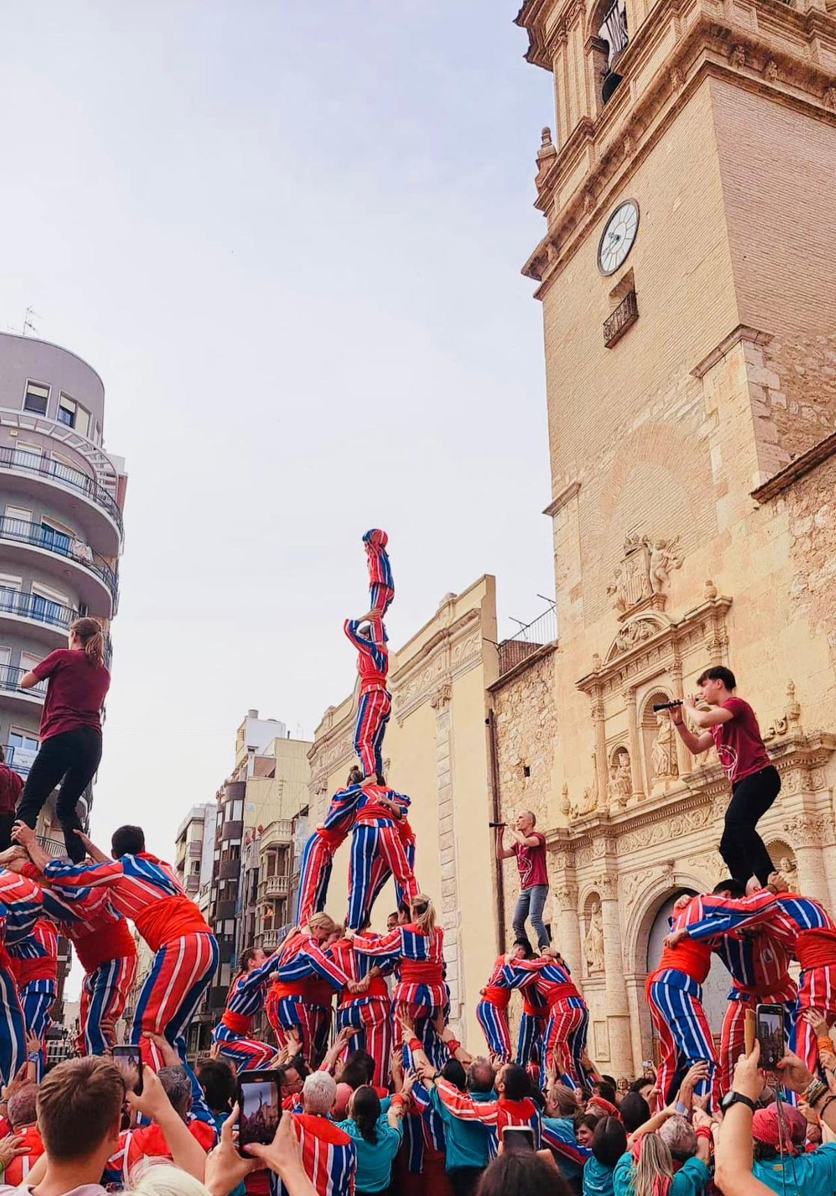 La Muixeranga de Algemesí alza por primera vez una figura de cinco alturas íntegramente femenina.