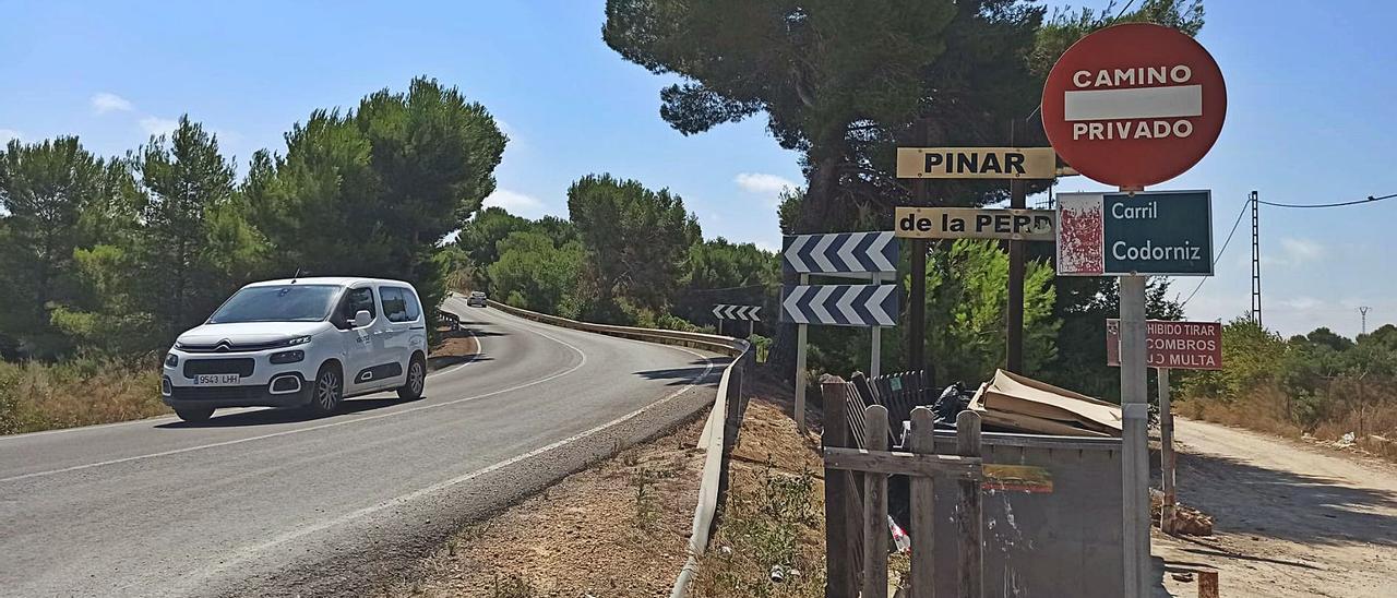 Imagen del acceso a las 250 parcelas de Pinar de la Perdiz en Sierra Escalona, sin agua potable ni viales.  |