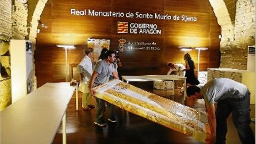Operaris descarreguen una de les 53 peces procedents del Museu Nacional d&#039;Art de Catalunya.