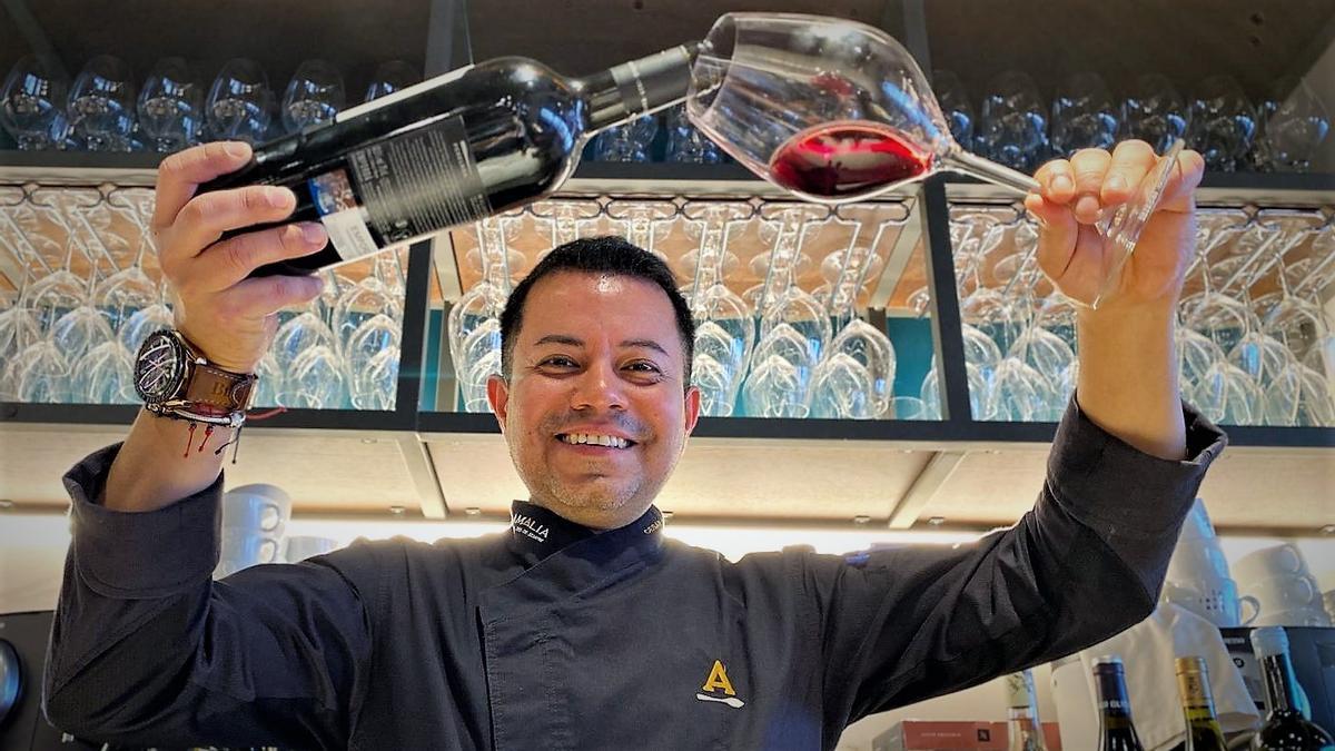 César Chávez, jefe de sala y cocinero del restaurante Casa Amàlia en Time Out Market.