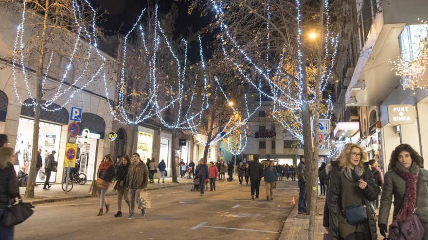 Vianants passejant pel carrer d&#039;Àngel Guimerà durant la campanya del Nadal passat.