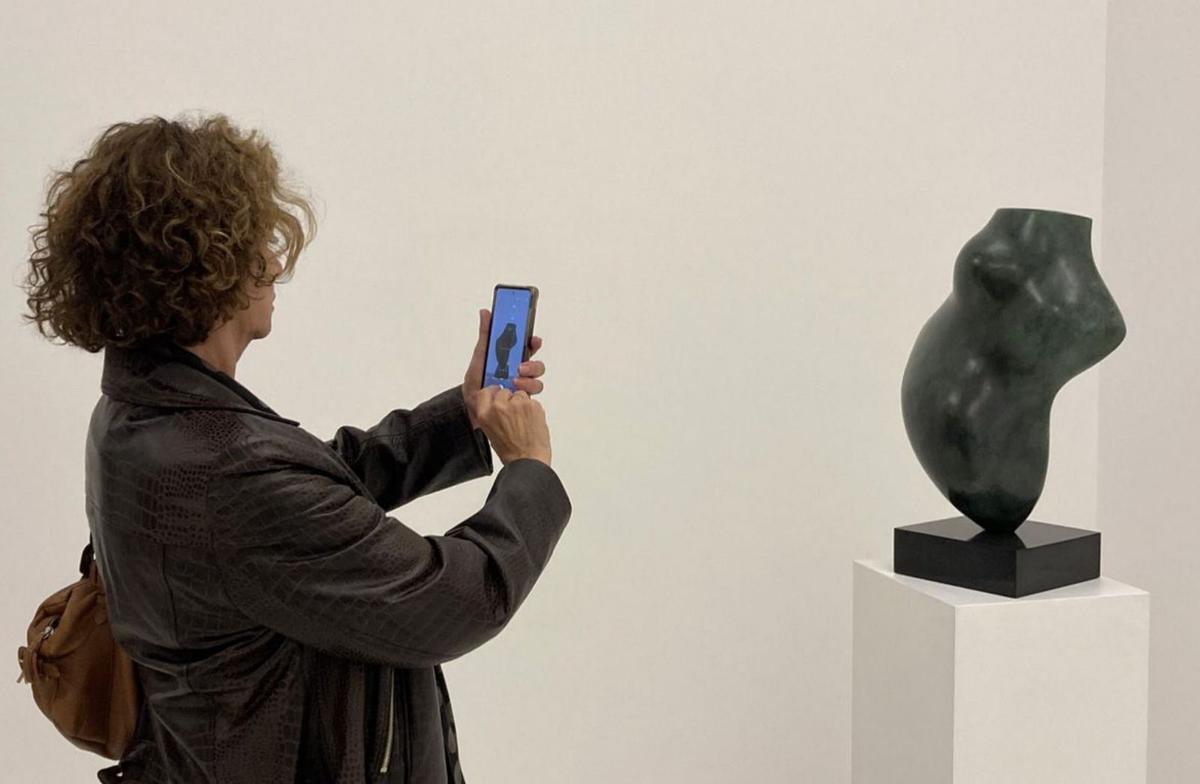 Una mujer fotografía una de las esculturas. | Cedida