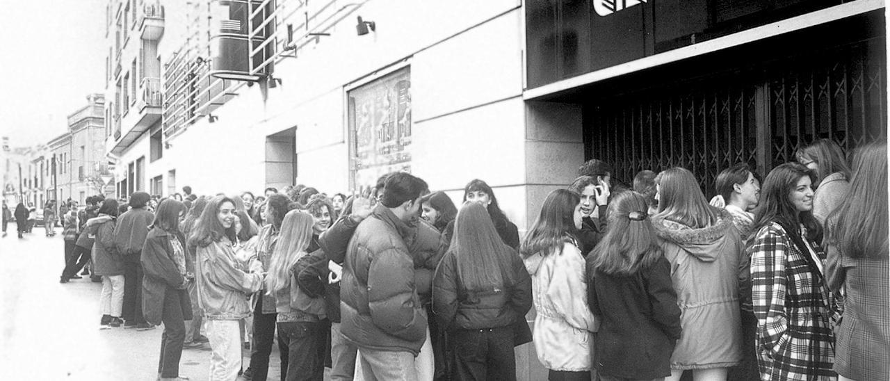 Publico esperando a entrar en el cine Azul de Castelló.