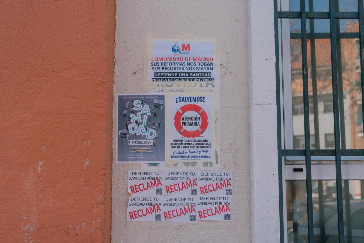 Carteles en defensa de la sanidad pública en el exterior del centro de salud de Puente de Vallecas.