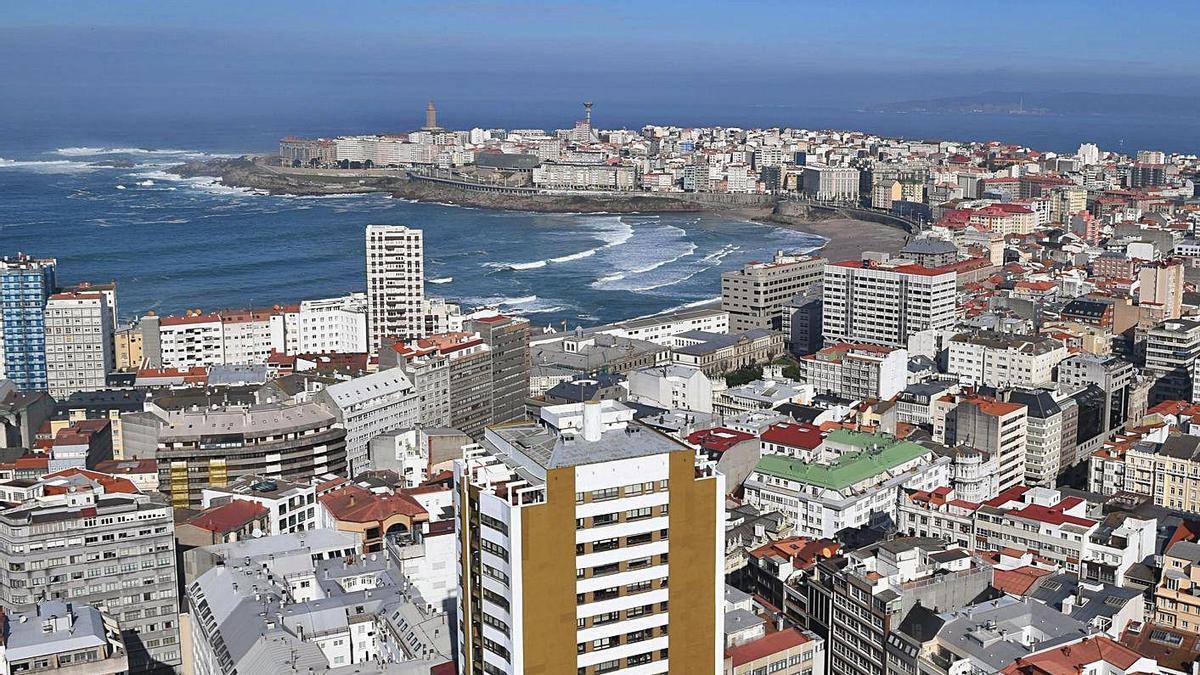 Vista de edificios de viviendas de A Coruña, con la ensenada del Orzán al fondo.