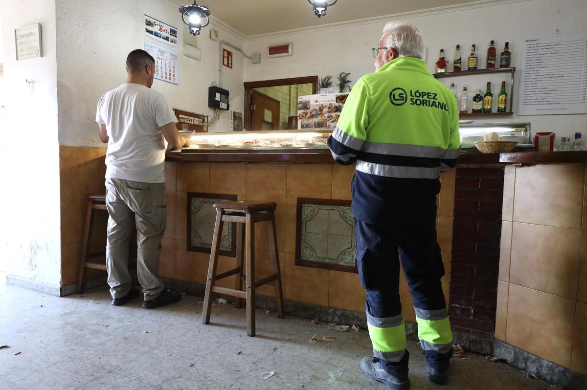 Algunos clientes en el Meson de del Tejar, en el polígono de Malpica, ayer.