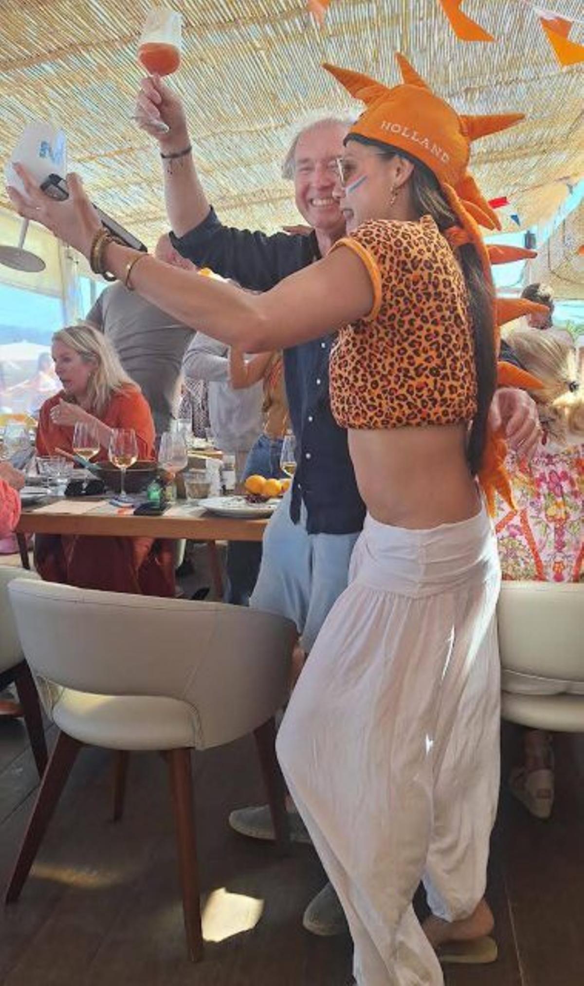 Fiesta naranja en la playa