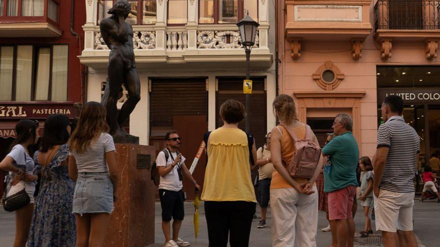 Un grupo de turistas, en las calles de la ciudad. |