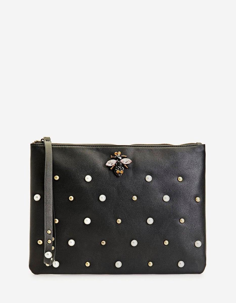 Bolso con perlas y abeja de Stradivarius (Precio: 12,95 euros)