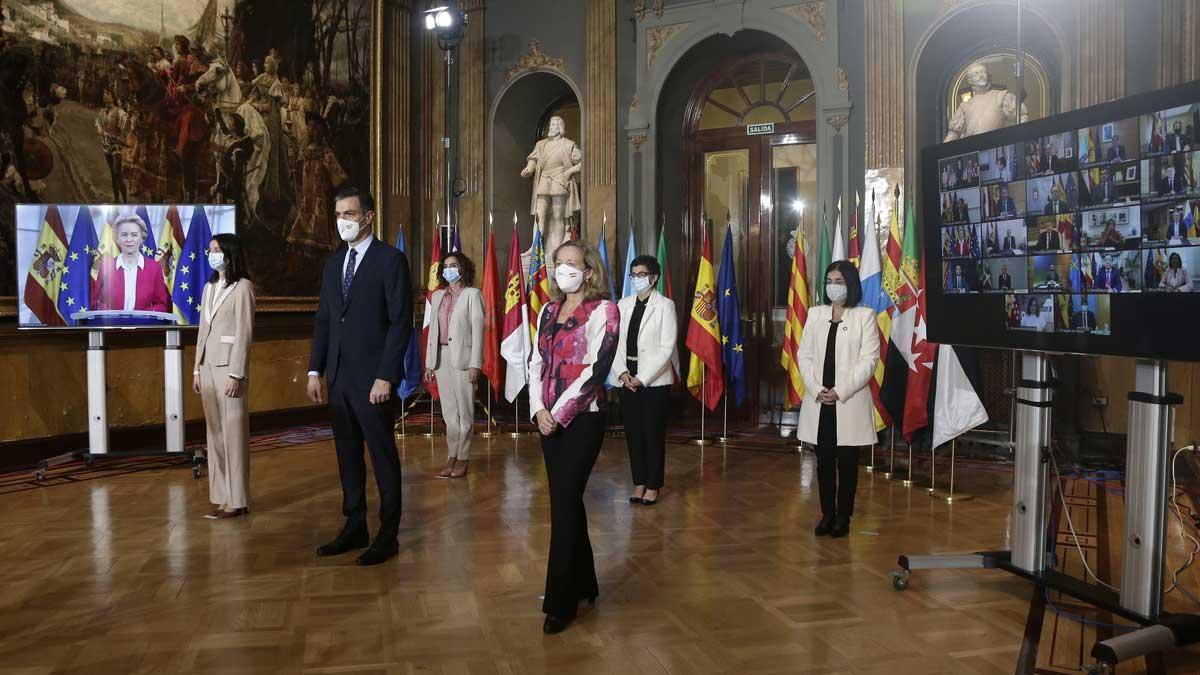 Foto de familia de la XXIII Conferencia de Presidentes telemática, este 26 de octubre en el Senado, con Pedro Sánchez y la presidenta de la Cámara alta, Pilar Llop, y la vicepresidenta tercera, Nadia Calviño, y las ministras de Exteriores, Hacienda y Política Territorial, Arancha González Laya, María Jesús Montero y Carolina Darias. 