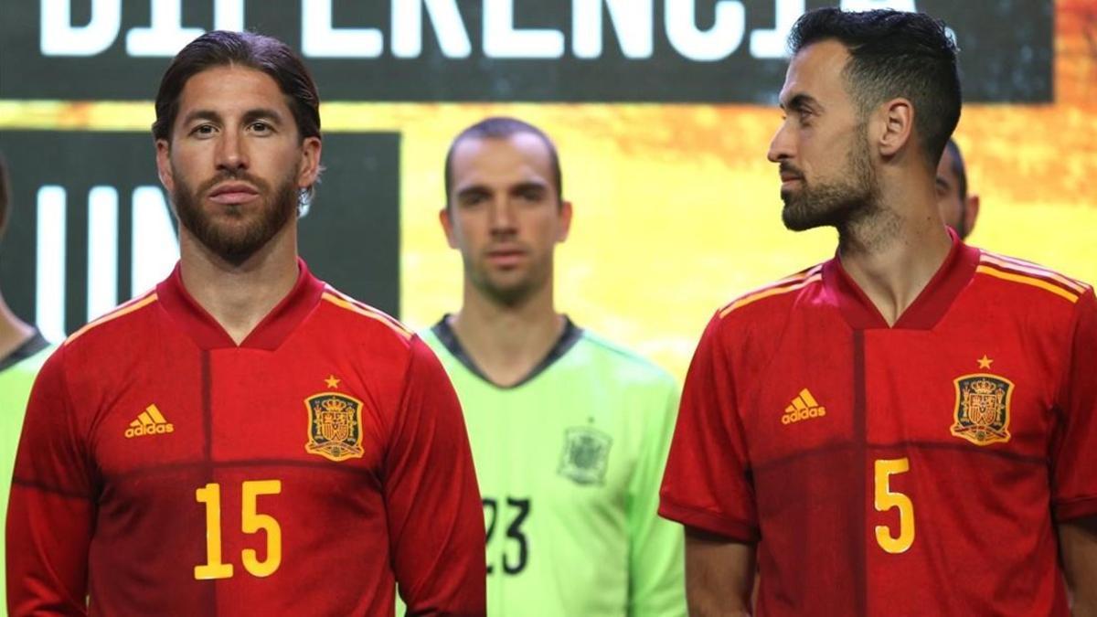 Sergio Ramos y Sergio Busquets, en primer plano, con las nuevas camisetas de la selección española.