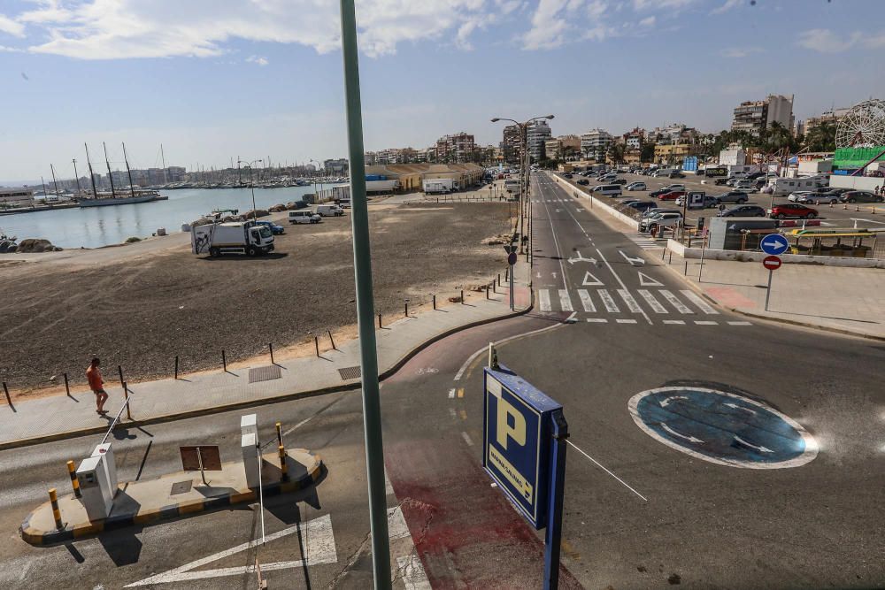 Desalojo de la empresa que gestionaba el parking del puerto de Torrevieja por ocuparlo de forma irregular. Otra empresa ganó el concurso para explotar el recinto hace casi un año