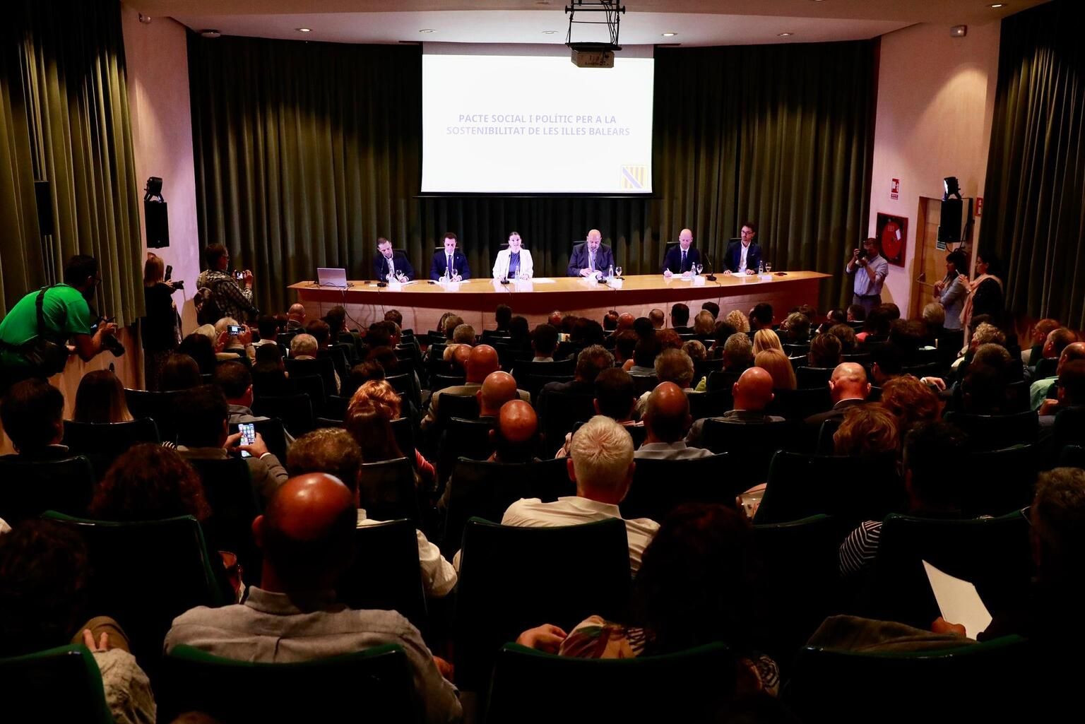 Saturación turística en Mallorca: Las fotos de la primera de la mesa contra la saturación