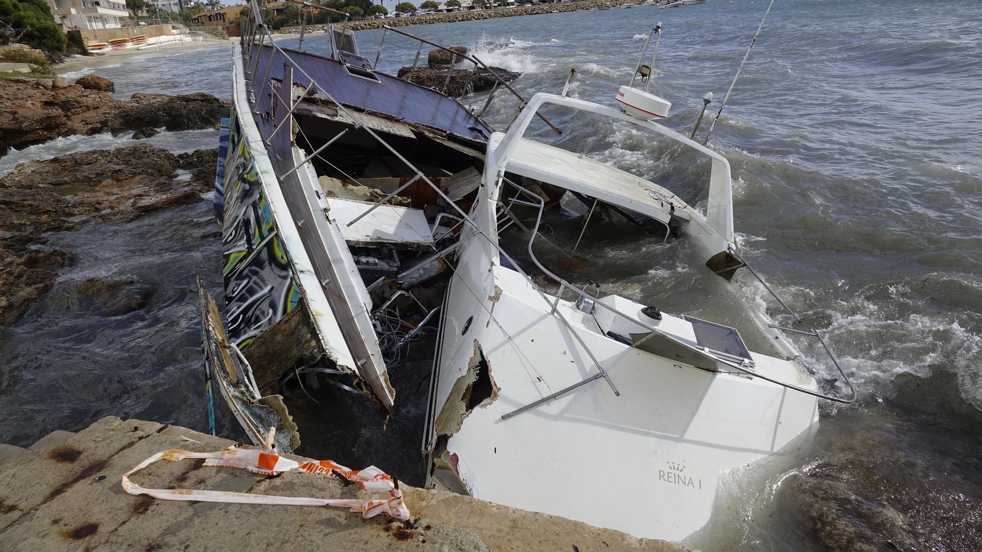 El oleaje destroza contra las rocas de Portals un barco varado