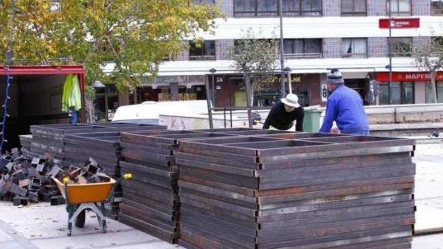 Operarios iniciaron ayer el montaje del mercado de Navidad en La Marina.